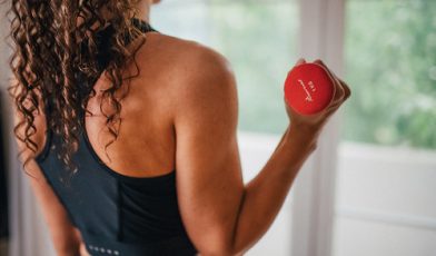 woman doing bicep curls